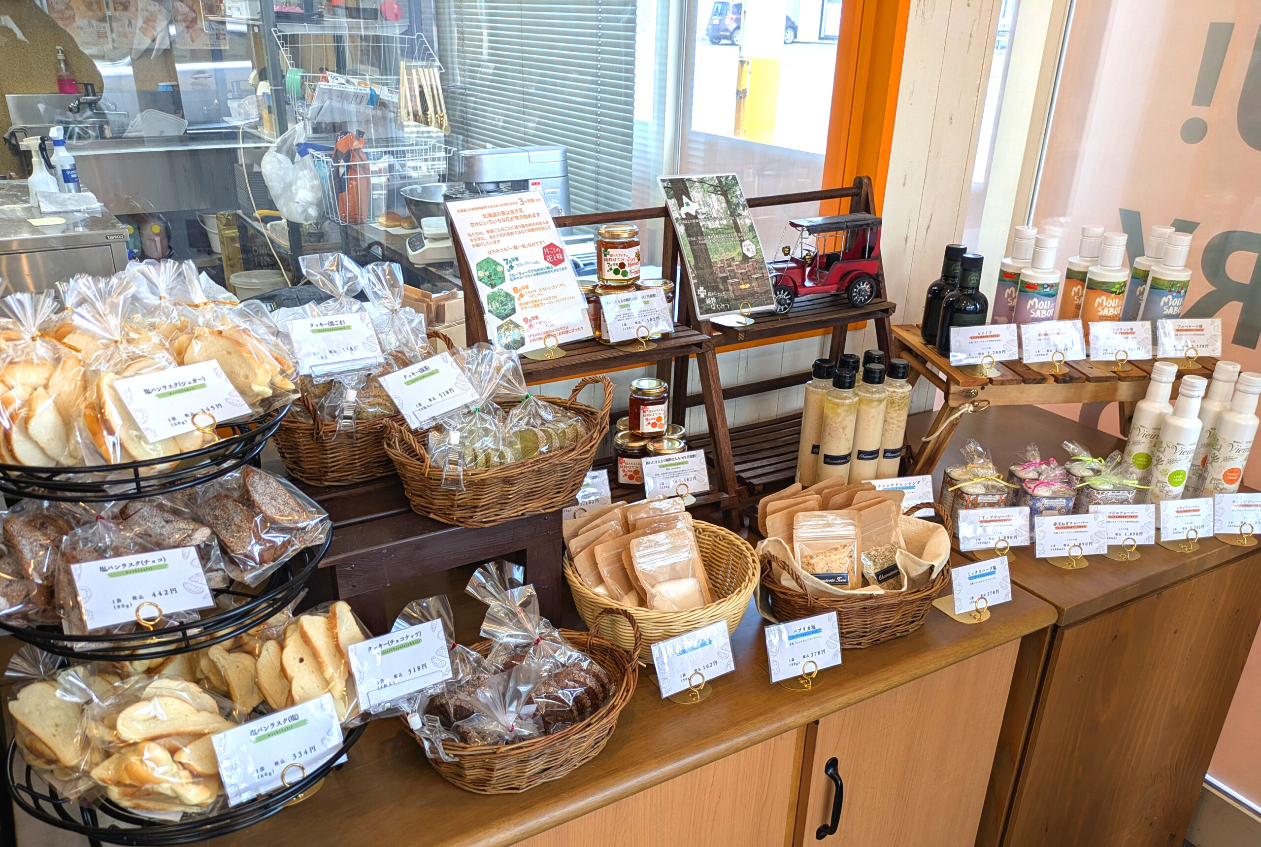 富良野バター塩パンのお店、雪うさぎベーカリー店内の様子、ラスクやはちみつ、塩などのディスプレイ