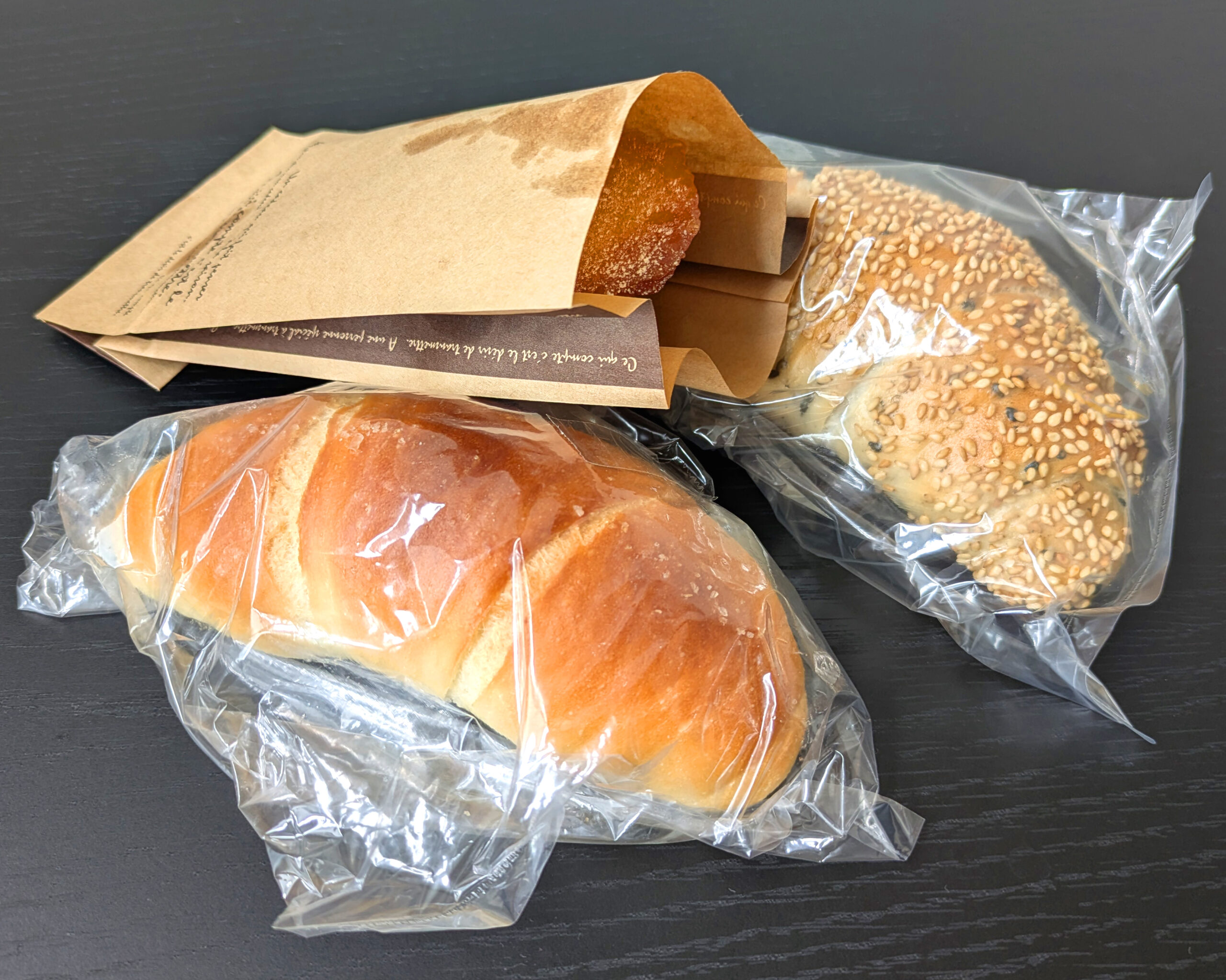 富良野バター塩パンのお店、雪うさぎベーカリーの購入品、ごまとクリームチーズの塩パン、ハニーバター塩パン、プレミアムふらのバター塩パン