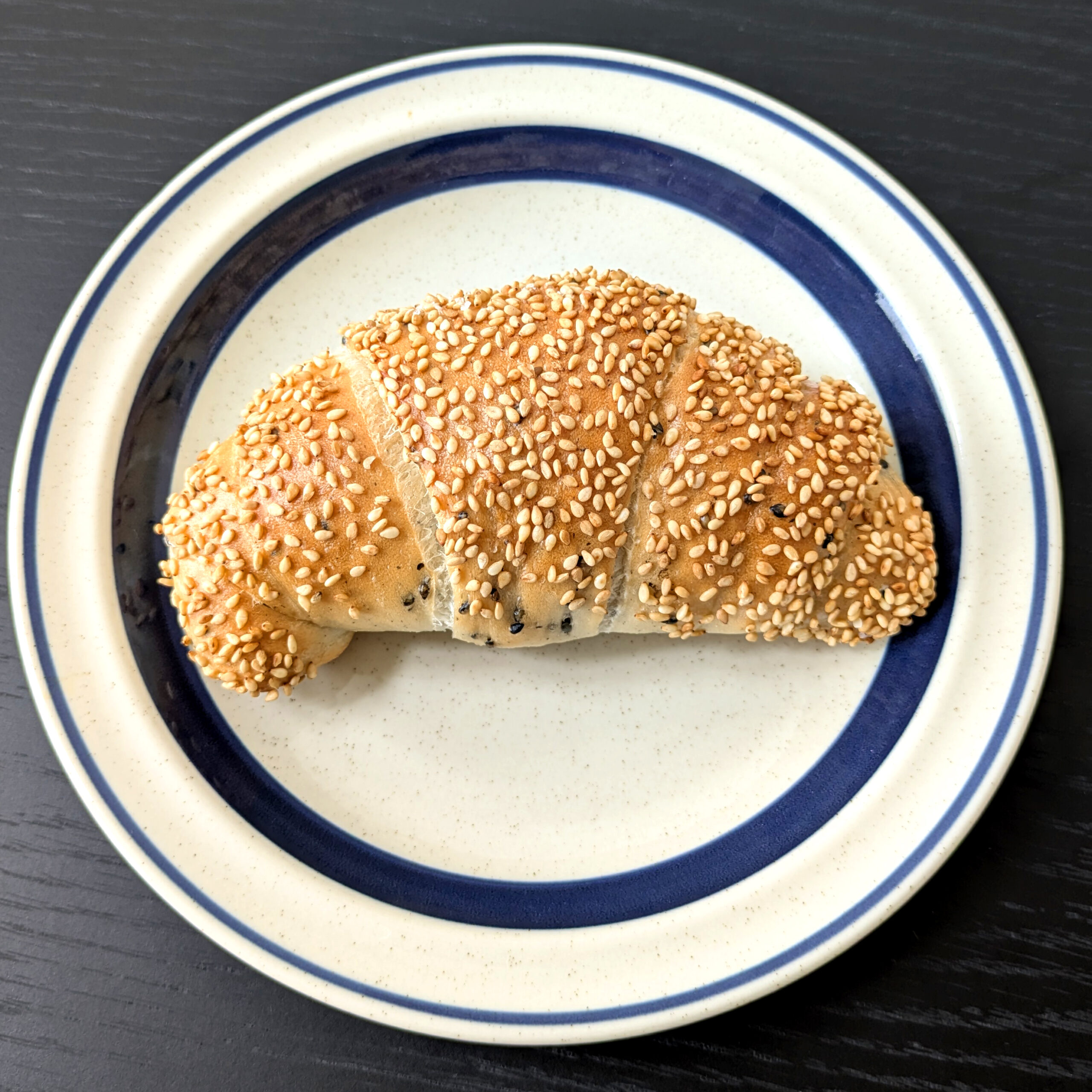 富良野バター塩パンのお店、雪うさぎベーカリーの購入品、ごまとクリームチーズの塩パン