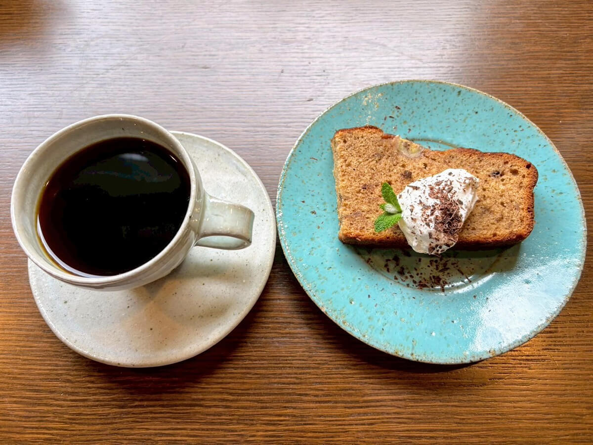 nekotokotoriteiのバナナケーキとコーヒー