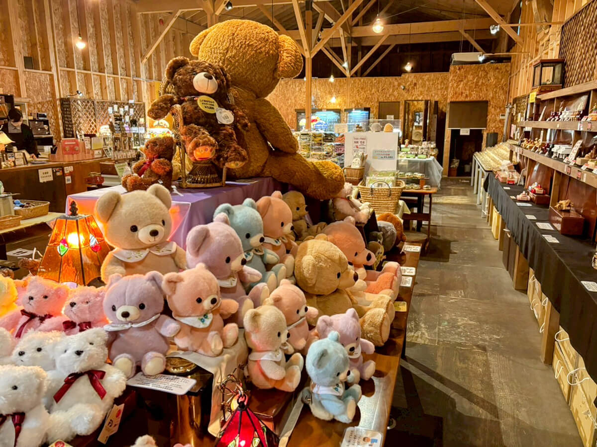 富良野オルゴール堂_クマのぬいぐるみたち