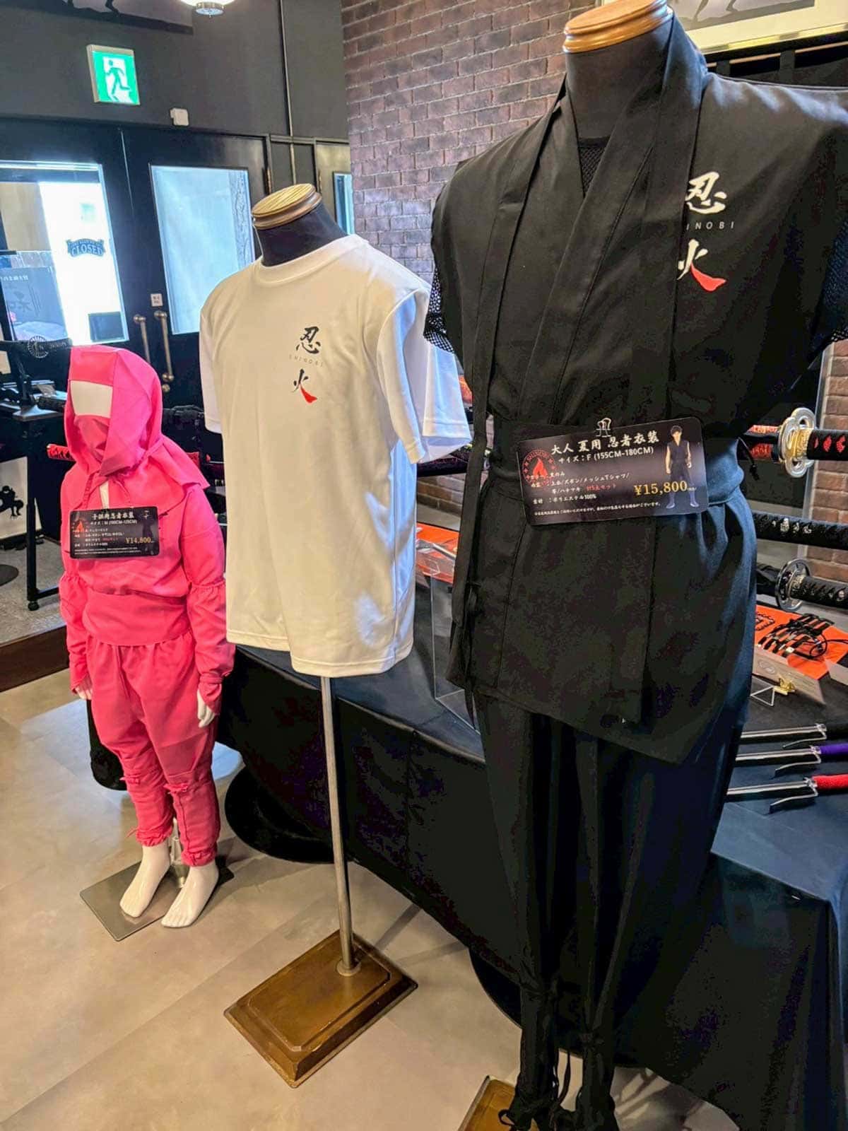 忍火の店内、忍者のコスプレ販売