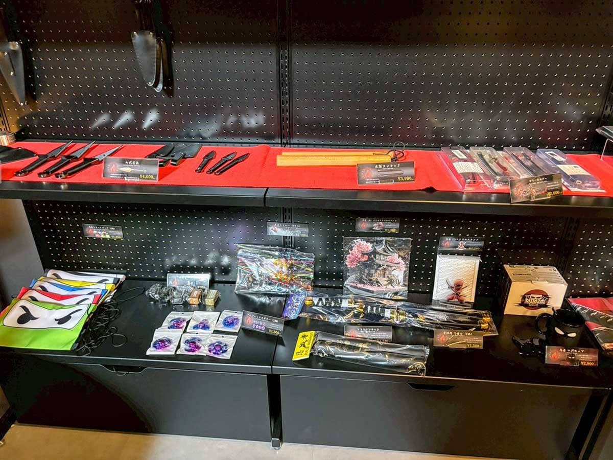忍火の店内、忍者グッズの物販