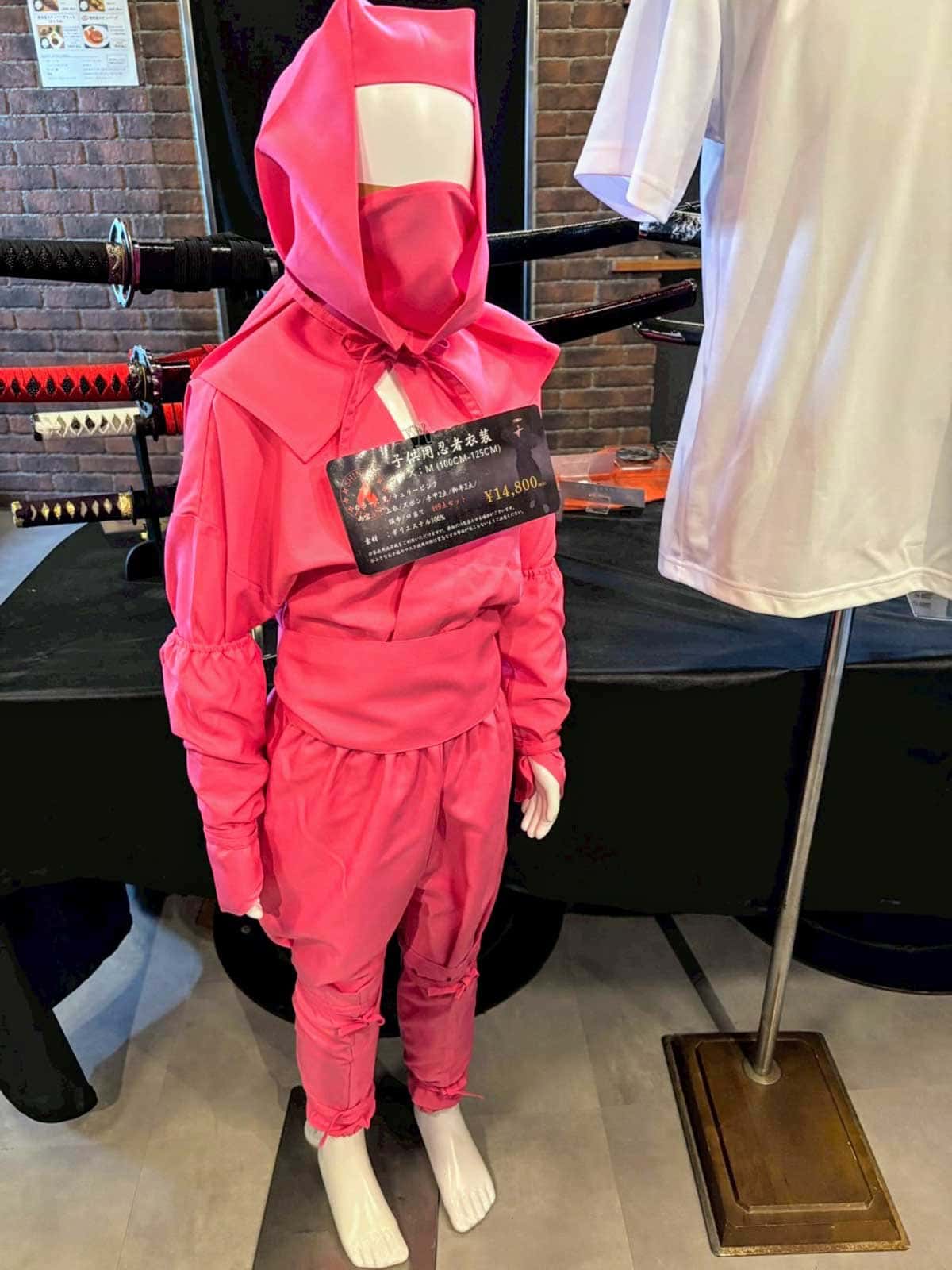 忍火の店内、子供用忍者のコスプレ