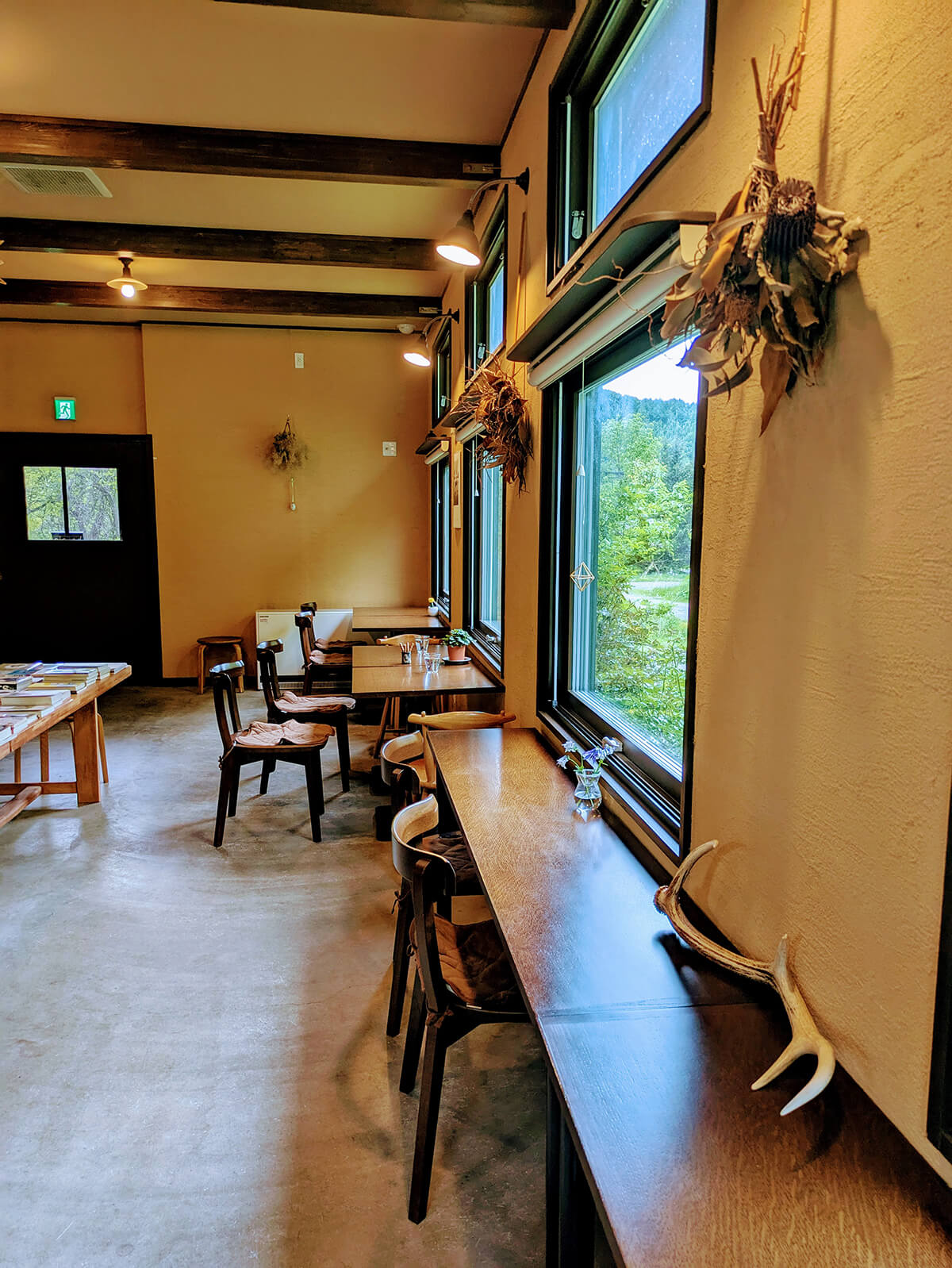 nekotokotoriteiの窓側の席
