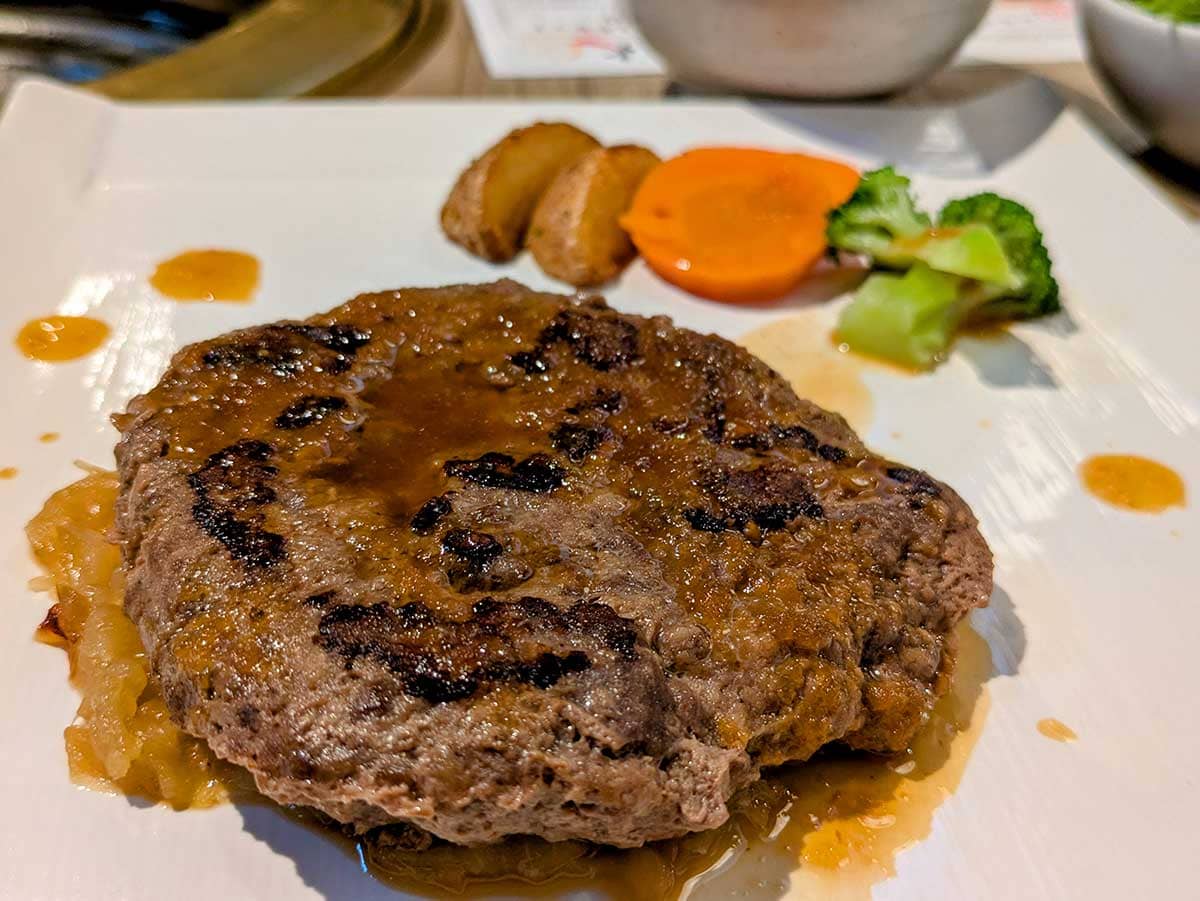 忍火のランチ、焼肉屋のタンバーグセット「　忍火 究極」のタンバーグのアップ