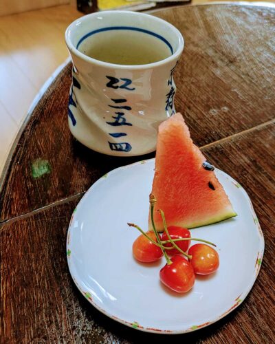 ばあちゃん家_食後のスイカとさくらんぼ、緑茶
