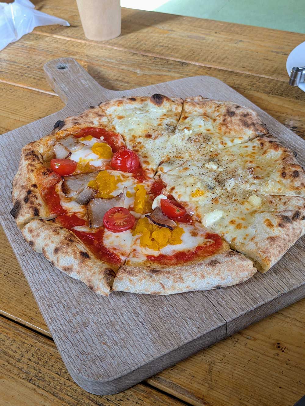 Cafeてくりのピザ、ハーフ&ハーフ、4種チーズハチミツがけ&自家製ベーコンと季節野菜